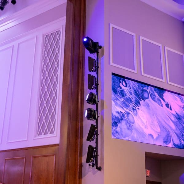 Vertical light batten